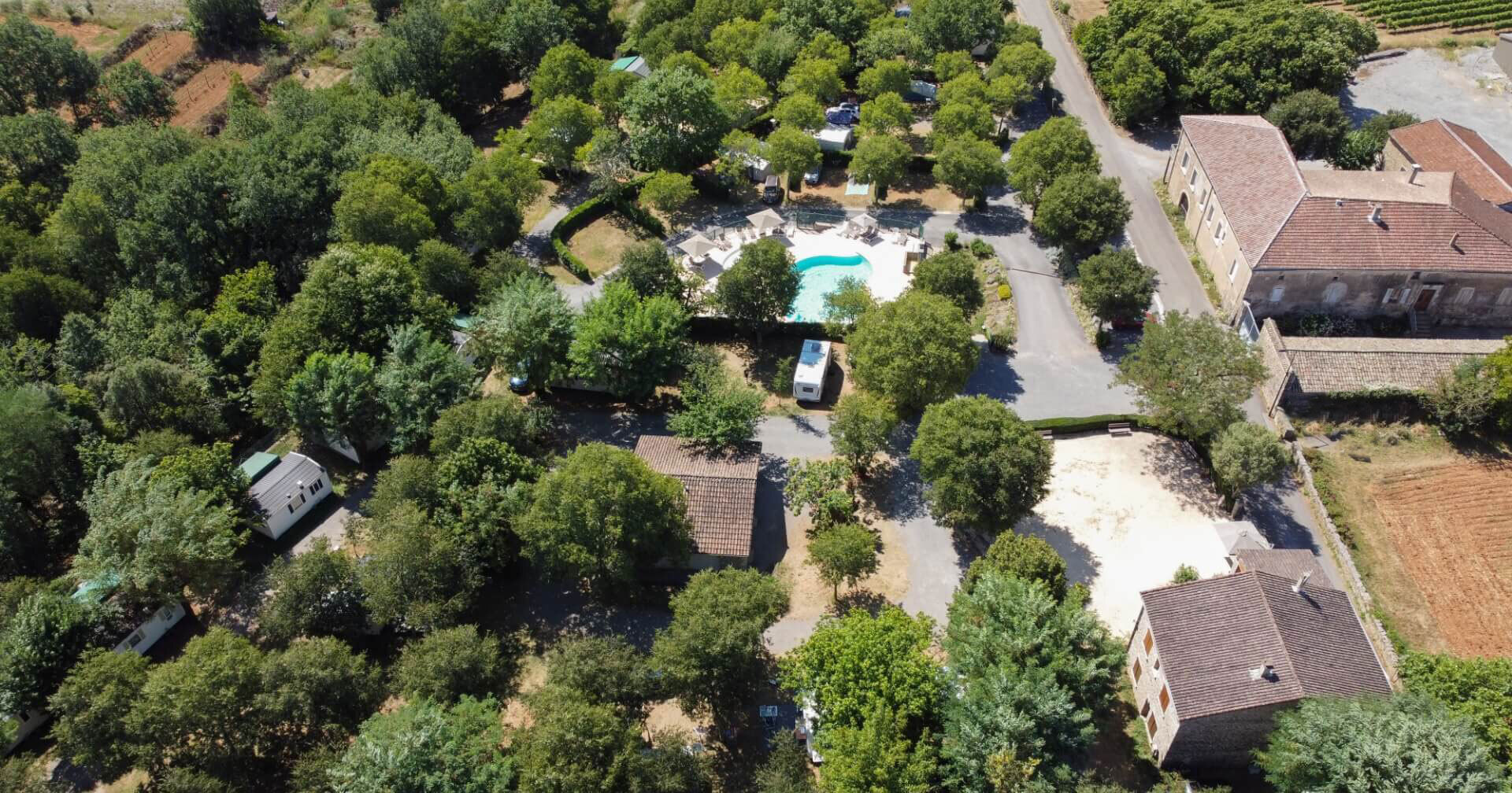 Vue aérienne du camping 3 étoiles en Ardèche Les Châtaigniers avec piscine