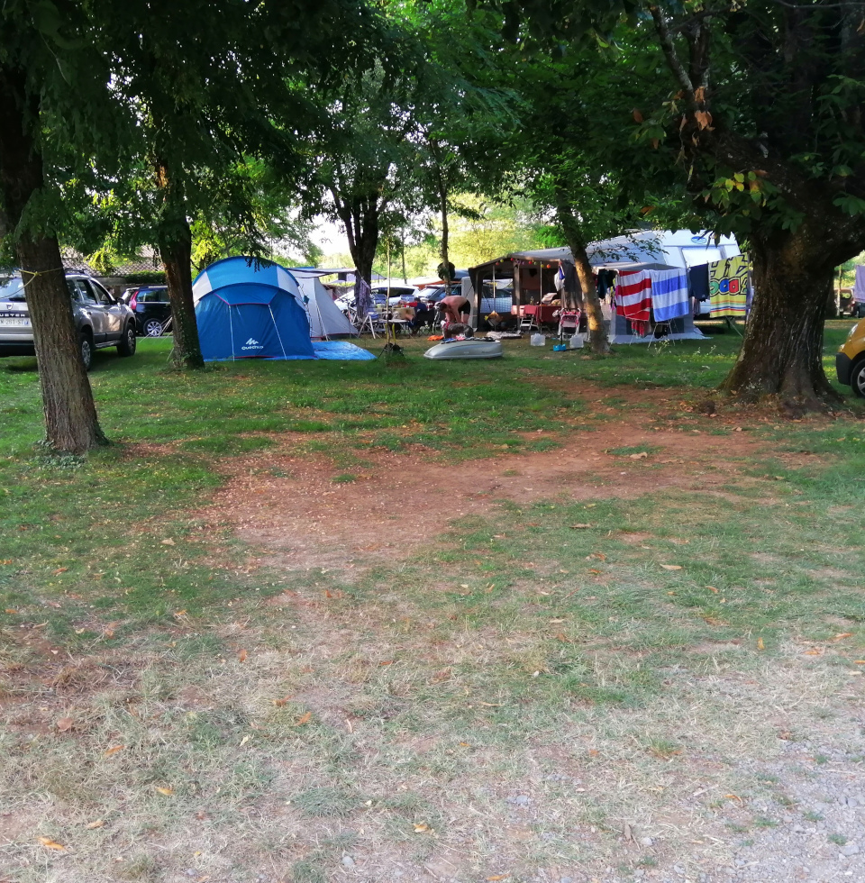 Emplacements ombragés pour tente en Ardèche