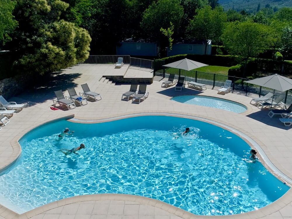 Vue aérienne de l’espace aquatique du camping avec piscine en Sud Ardèche, les Châtaigniers