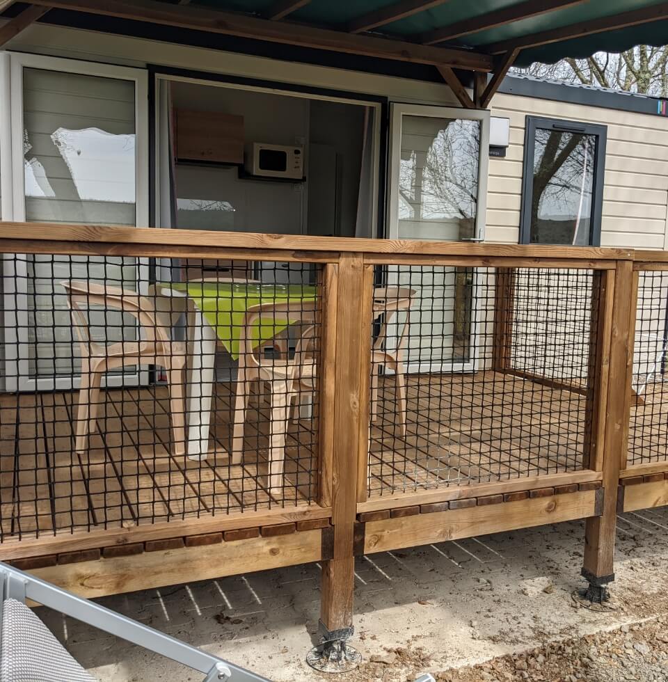 Terrasse en bois du mobil-home Bahia