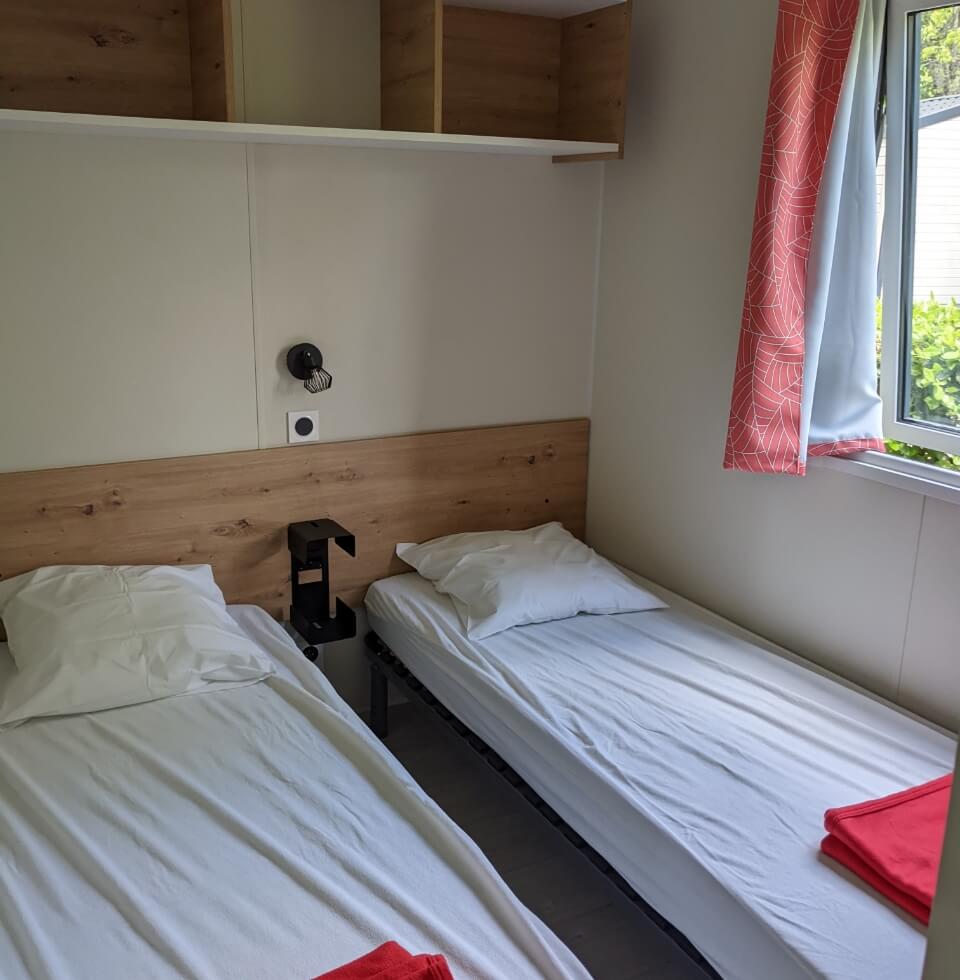 Bedroom with 2 single beds in the Bikini mobile home