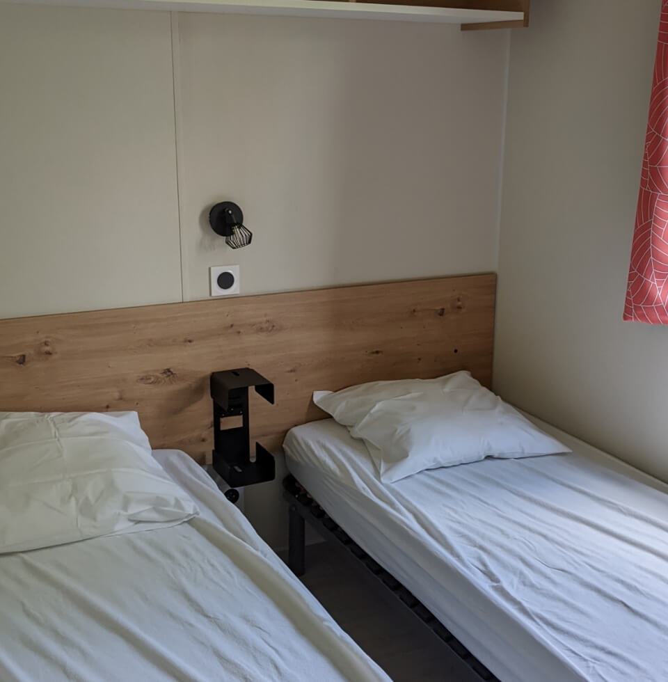 Bedroom with 2 single beds in the Bikini mobile home