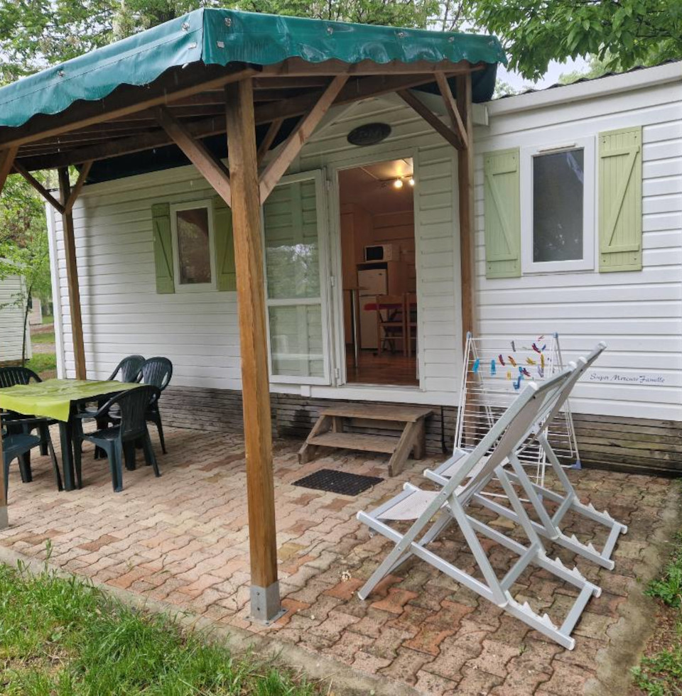 Covered terrace at the Super Mercure mobile home to rent at Les Châtaigniers campsite near Ruoms