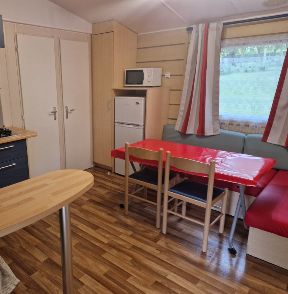 Kitchen in the Super Mercure mobile home to rent at Les Châtaigniers campsite near Ruoms