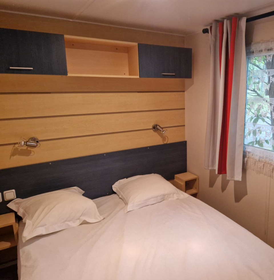 Bathroom in the Super Mercure mobile home to rent at Les Châtaigniers campsite near Ruoms