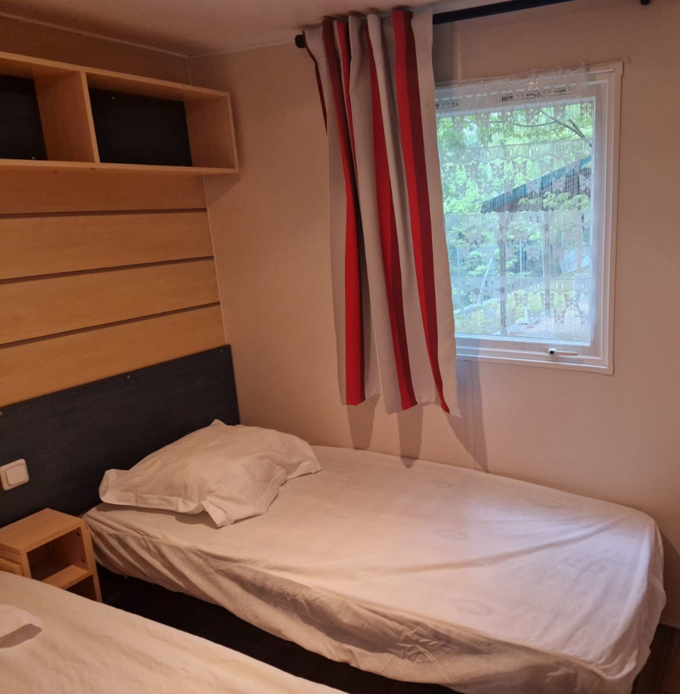 Bathroom in the Super Mercure mobile home to rent at Les Châtaigniers campsite near Ruoms