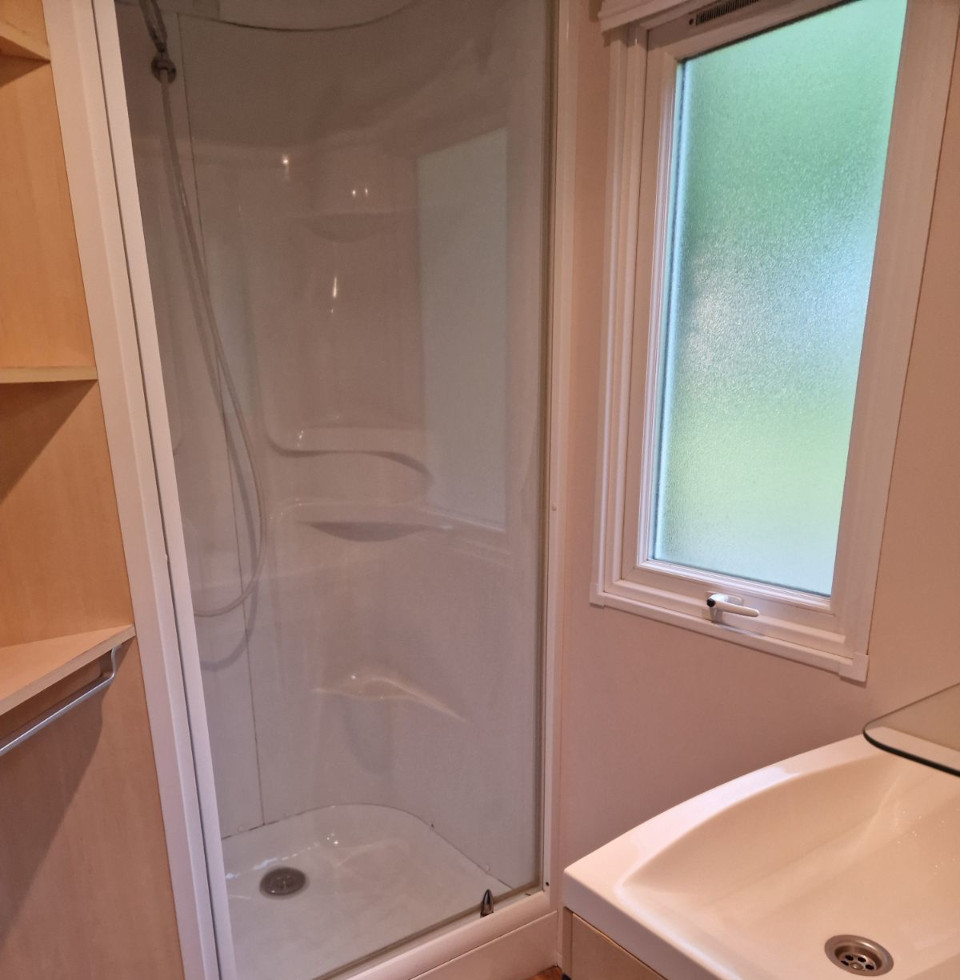 Bathroom in the Super Mercure mobile home to rent at Les Châtaigniers campsite near Ruoms