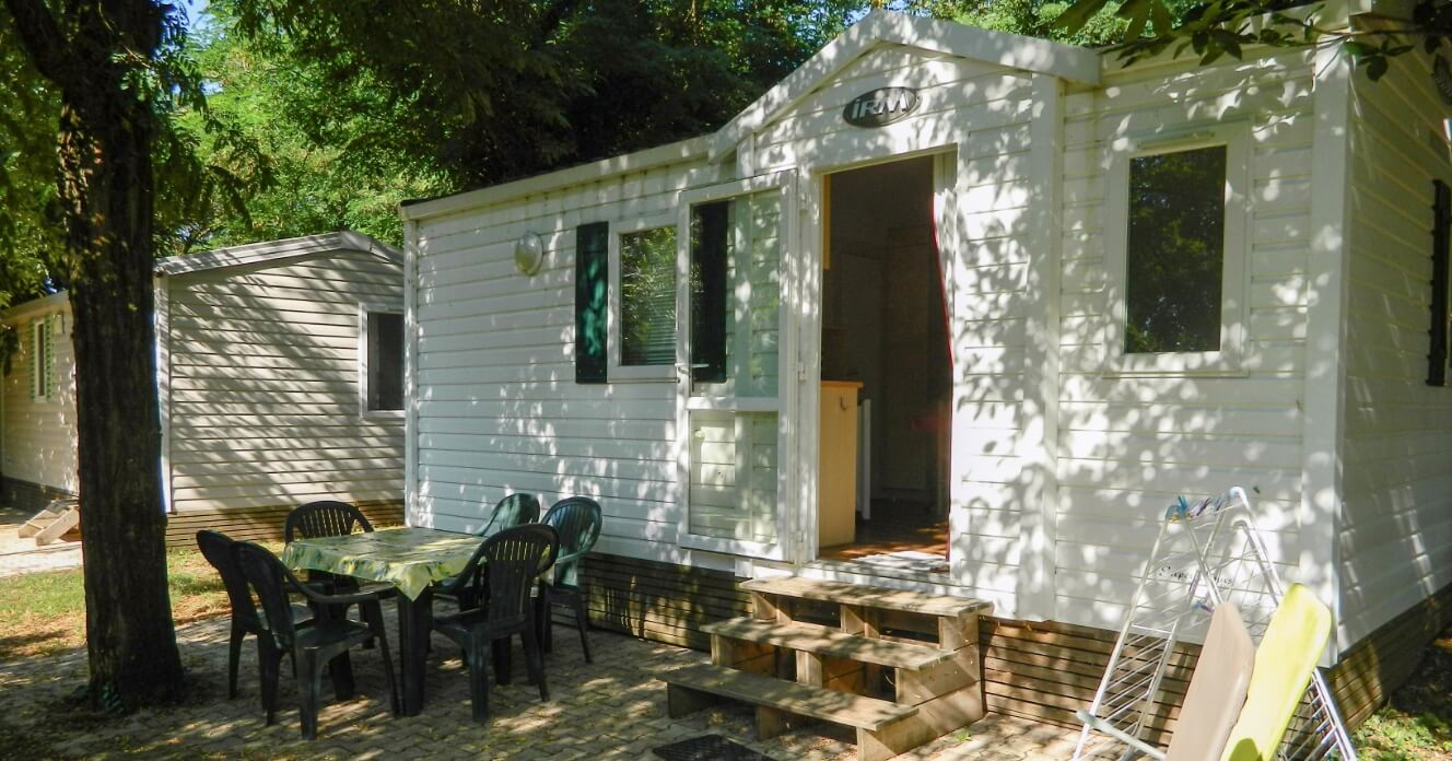 Exterior view of the Super Mercure mobile home to rent at Les Châtaigniers campsite near Ruoms