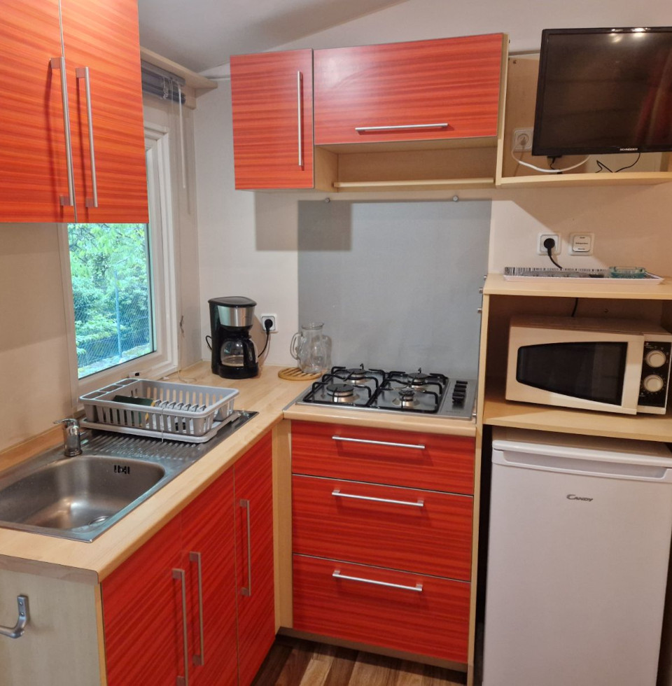 Kitchen in the Venus mobile home to rent at Les Châtaigniers campsite in Ardèche with swimming pool