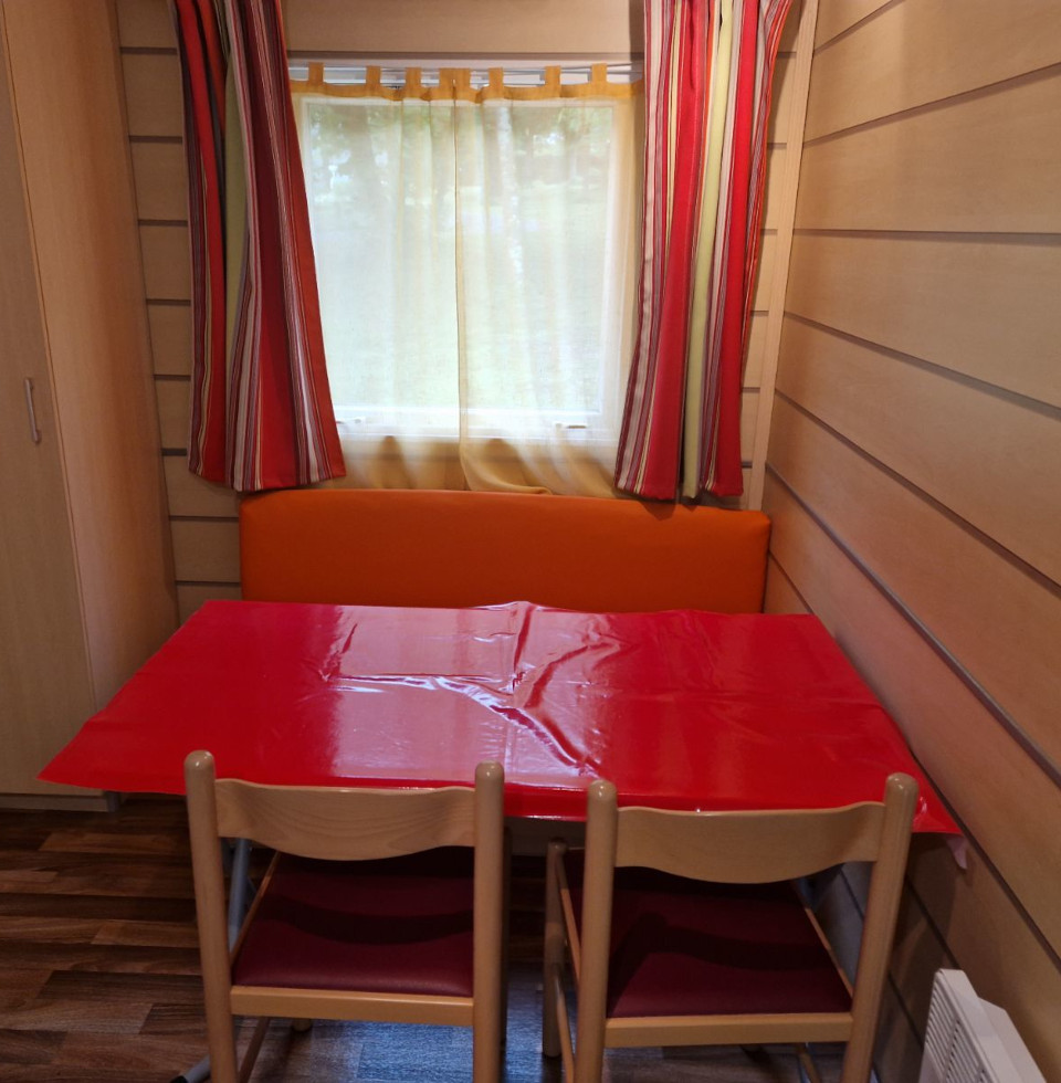 Chambre avec 2 lits 1 personne du mobil-home Vénus en location au camping les Châtaigniers, camping en Ardèche avec piscine