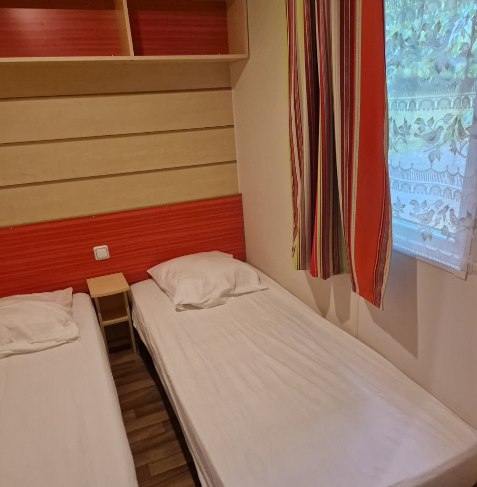 Salle de bains avec douche du mobil-home Vénus en location au camping les Châtaigniers, camping en Ardèche avec piscine