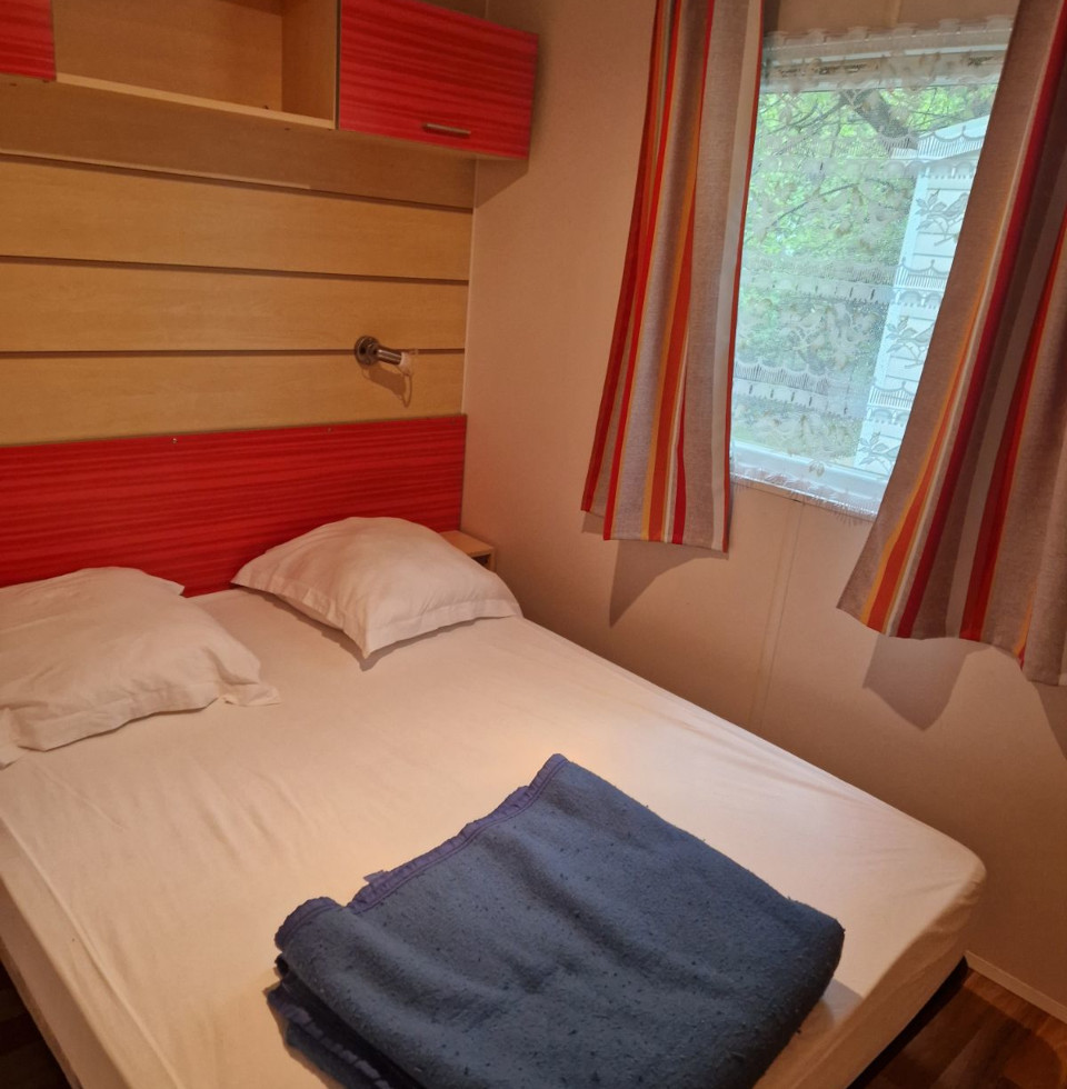 Salle de bains avec douche du mobil-home Vénus en location au camping les Châtaigniers, camping en Ardèche avec piscine