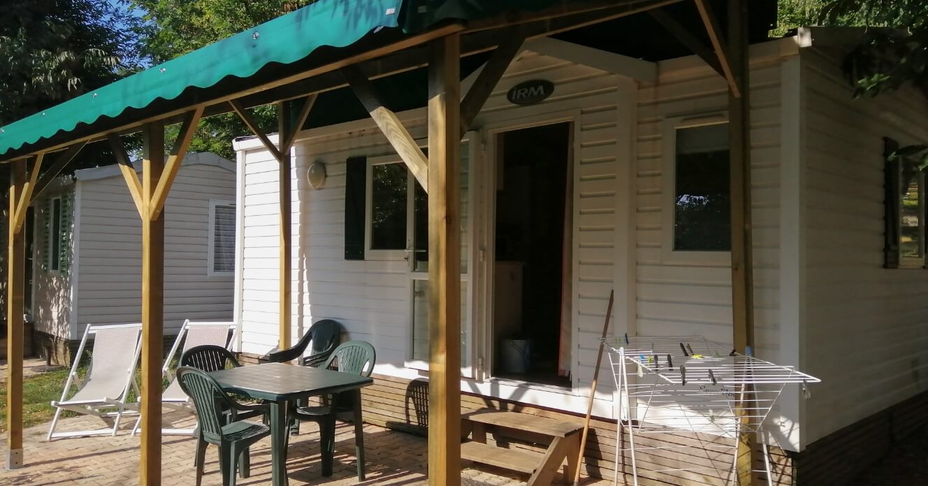 Terrace in the Venus mobile home to rent at Les Châtaigniers campsite in Ardèche with swimming pool